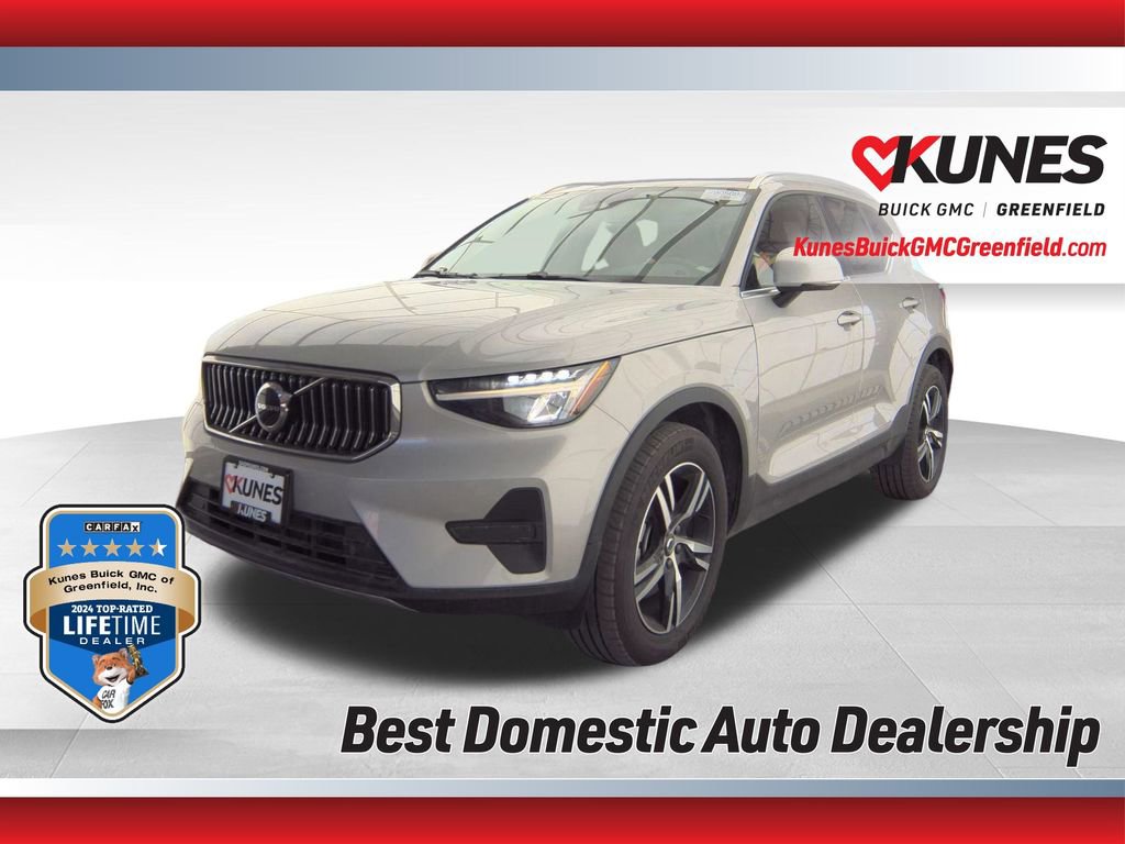 Used 2024 Volvo XC40 B5 Core image 1