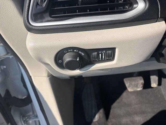 Used 2023 Chrysler Voyager LX image 19