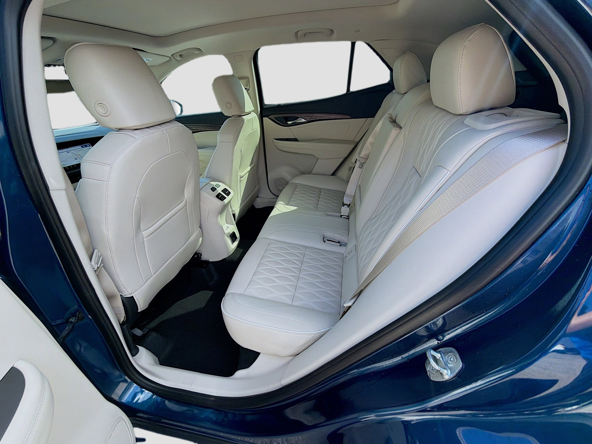 Used 2023 Buick Envision Avenir image 24