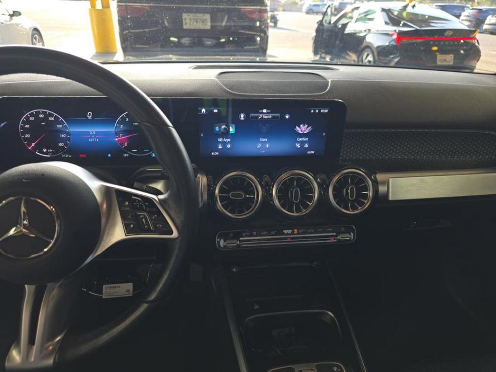 Used 2025 Mercedes-Benz GLB 250 4MATIC image 4