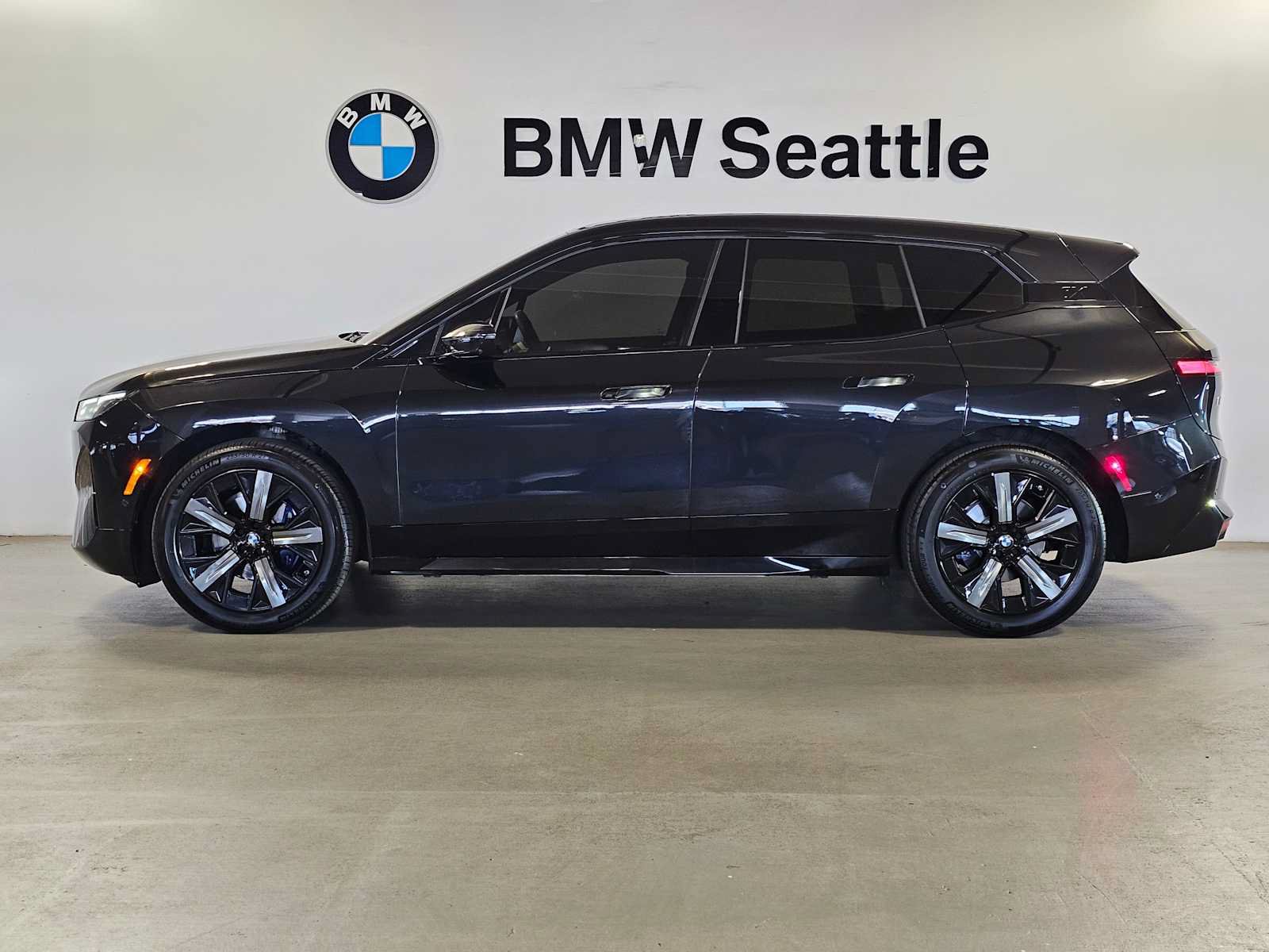 Used 2024 BMW iX xDrive50 w/ Premium Package AWD/4WD image 3