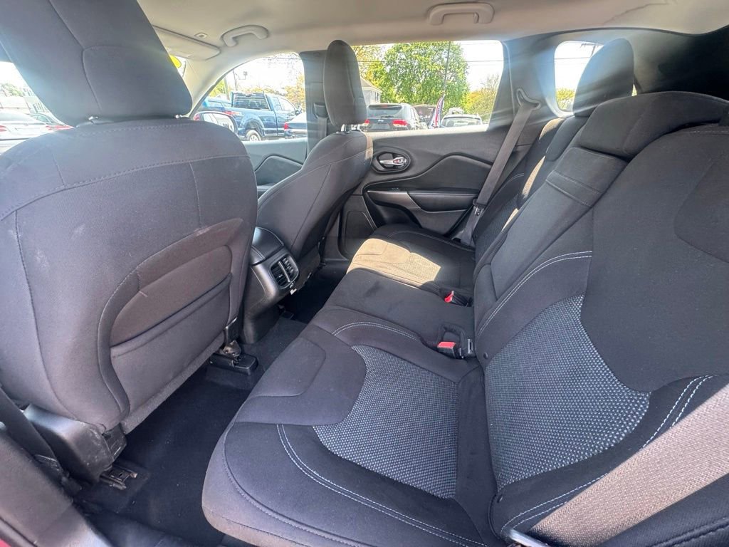 Used 2019 Jeep Cherokee Latitude w/ Popular Appearance Group FWD image 28