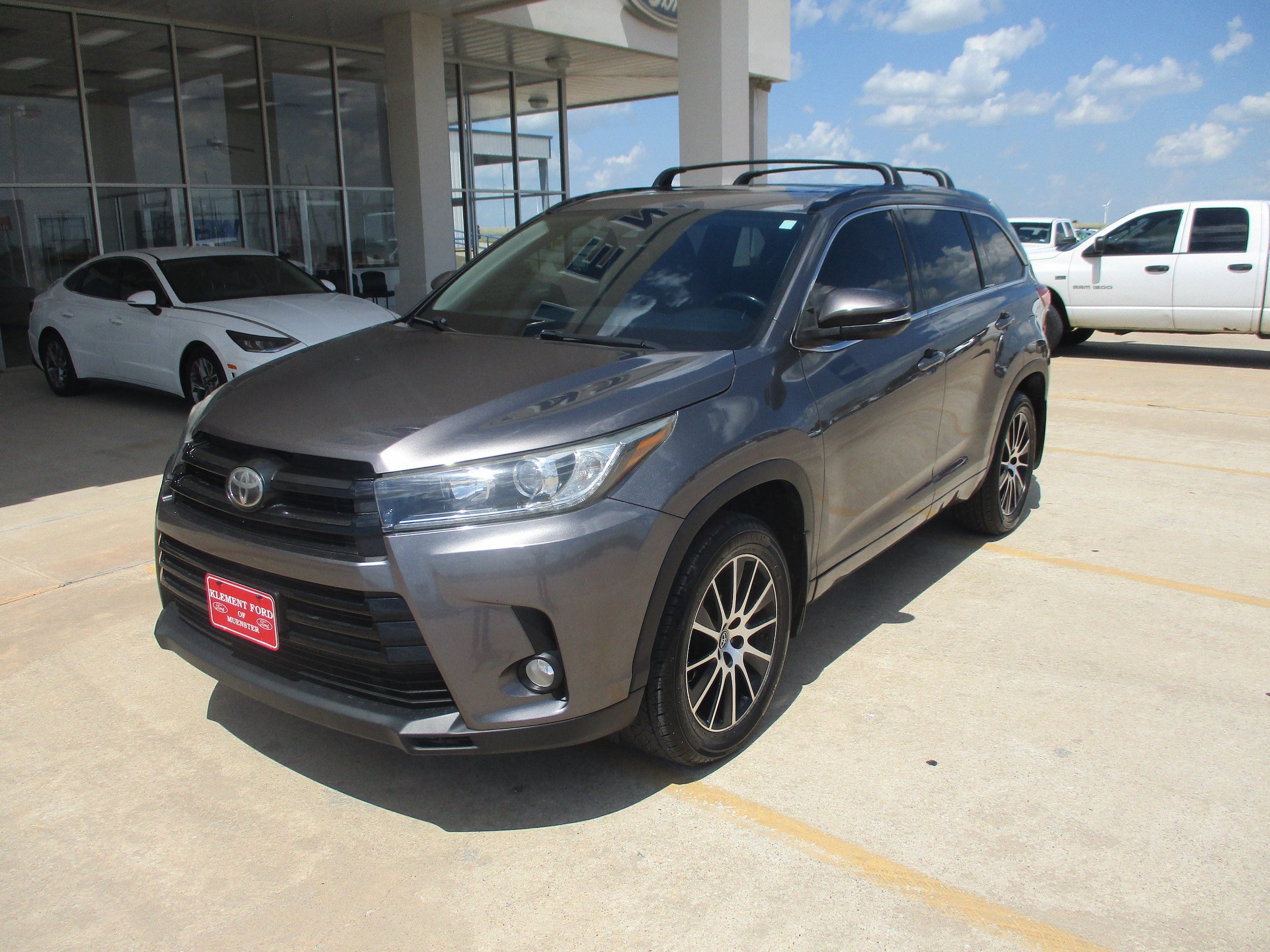 Used 2017 Toyota Highlander SE w/ Carpet Mat Package AWD/4WD image 2