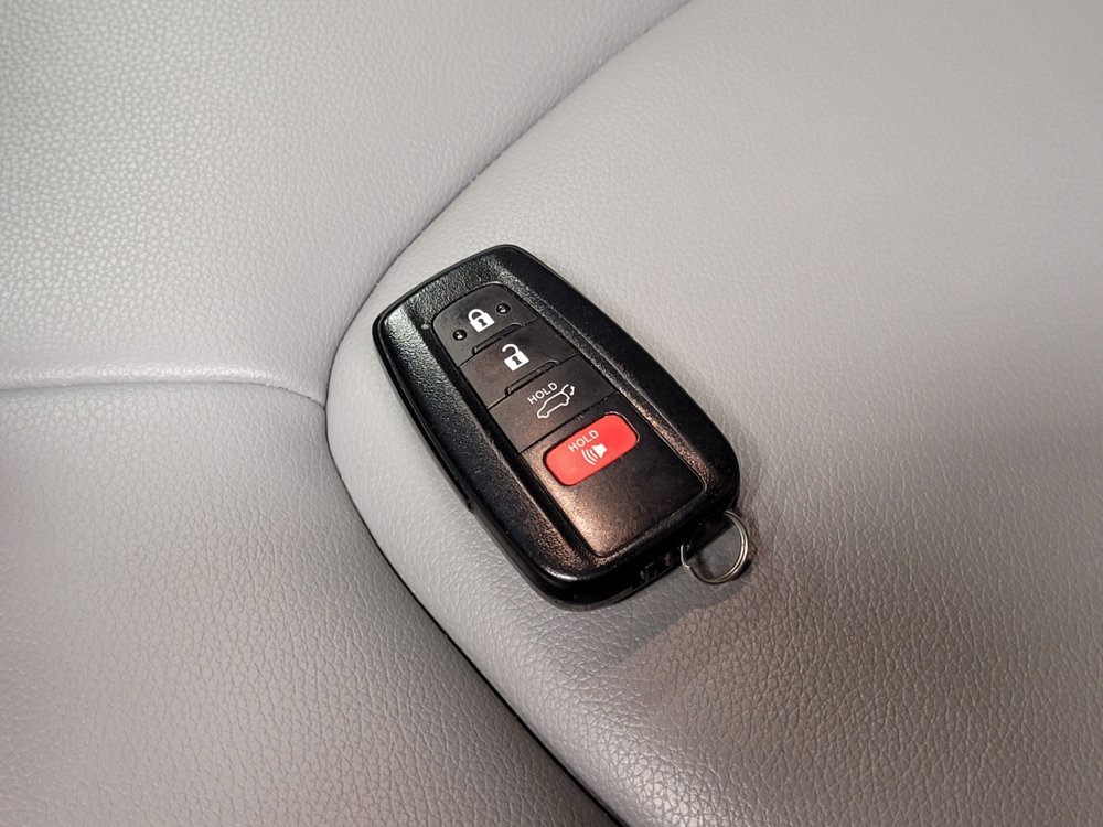 Used 2020 Toyota Highlander XLE AWD/4WD image 32