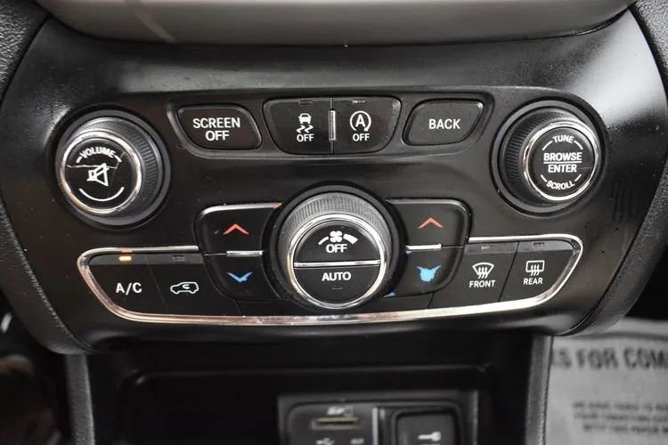 Used 2017 Jeep Cherokee Limited AWD/4WD image 32