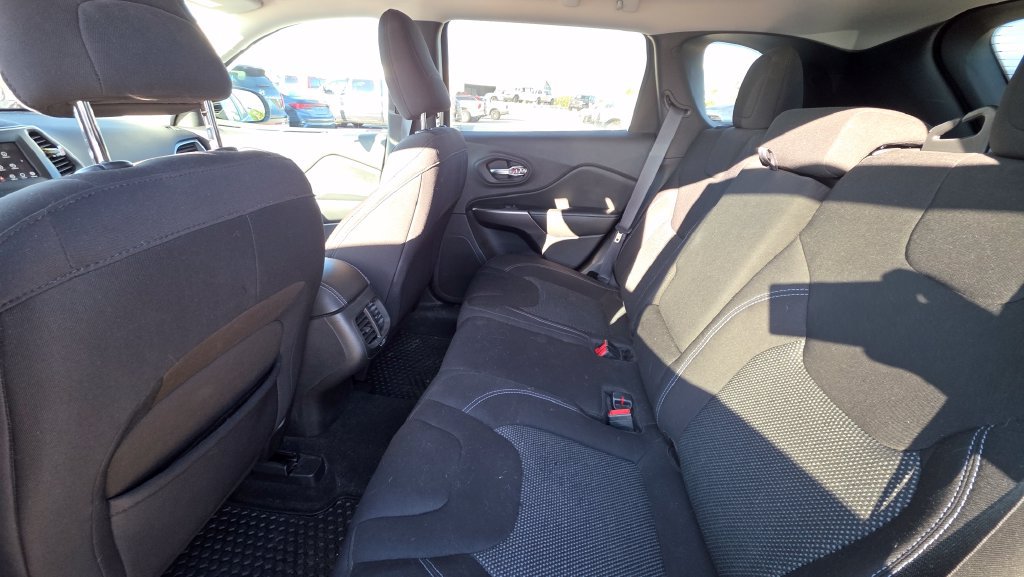 Used 2019 Jeep Cherokee Latitude w/ Cold Weather Group AWD/4WD image 13