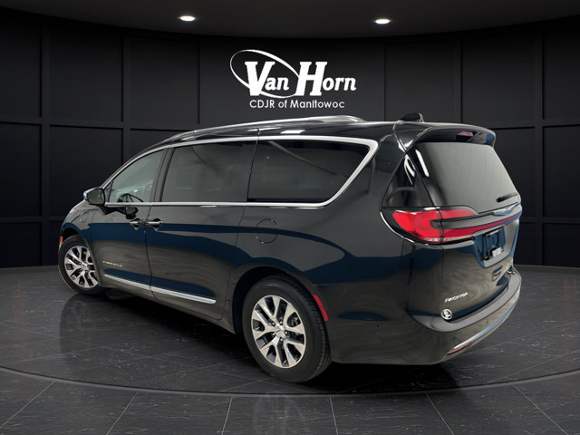Used 2023 Chrysler Pacifica Pinnacle FWD image 5