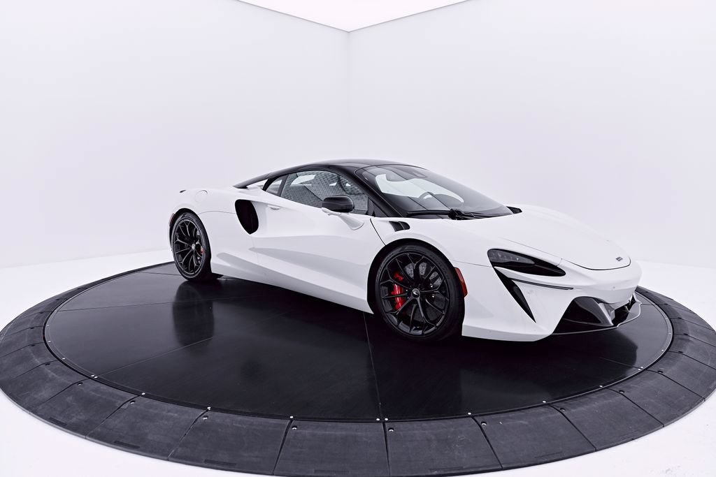 Used 2024 McLaren Artura RWD image 18