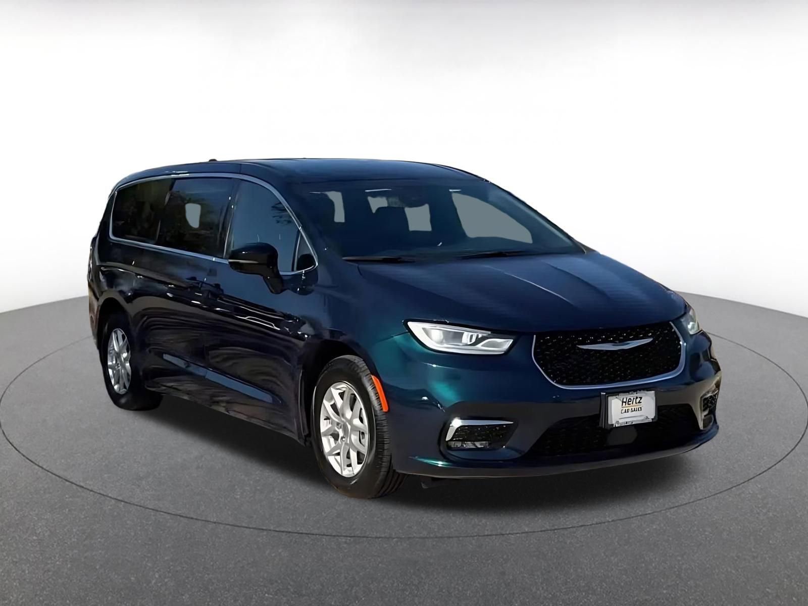 Used 2025 Chrysler Pacifica Select image 3