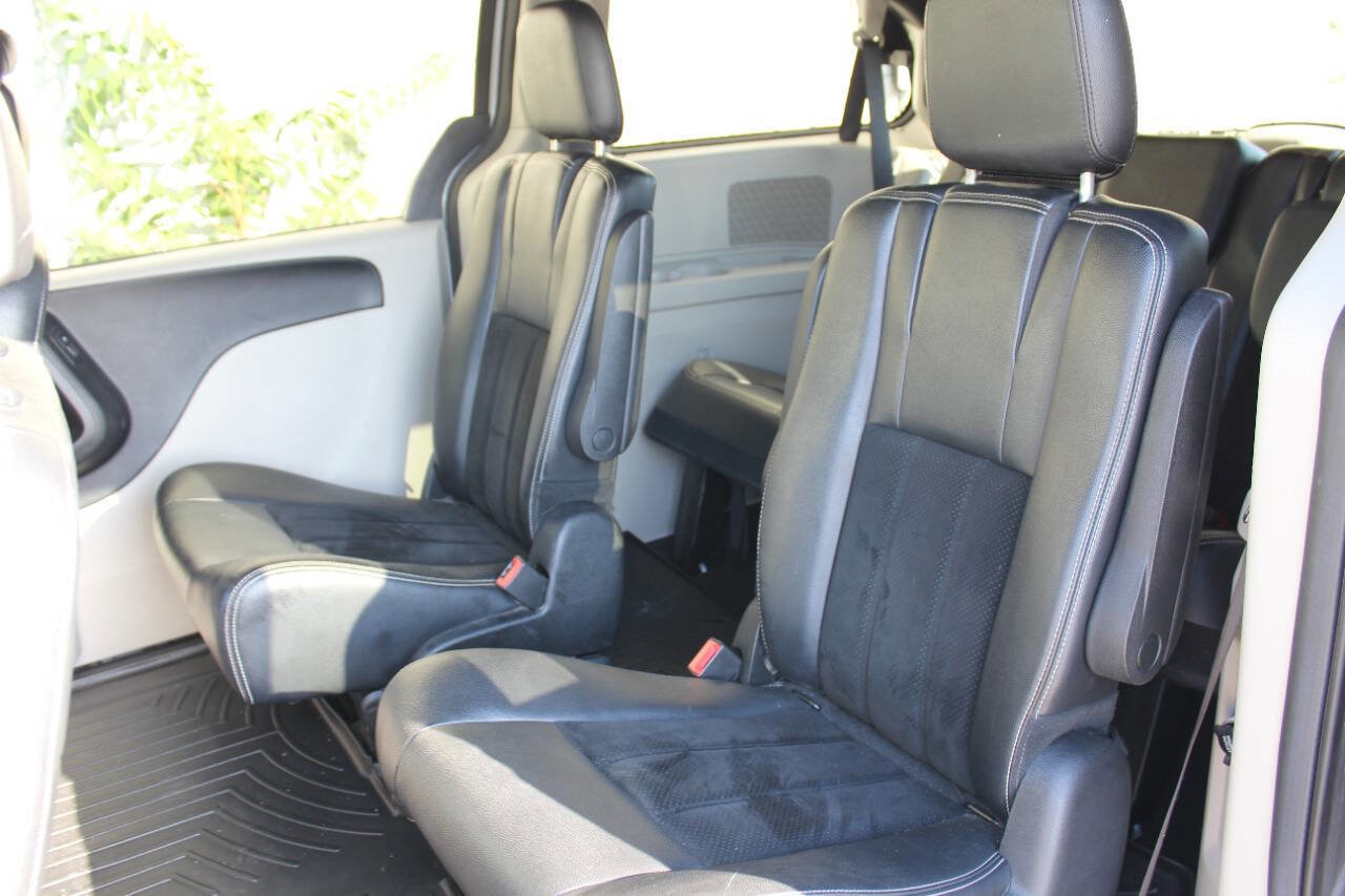 Used 2018 Dodge Grand Caravan SXT image 13