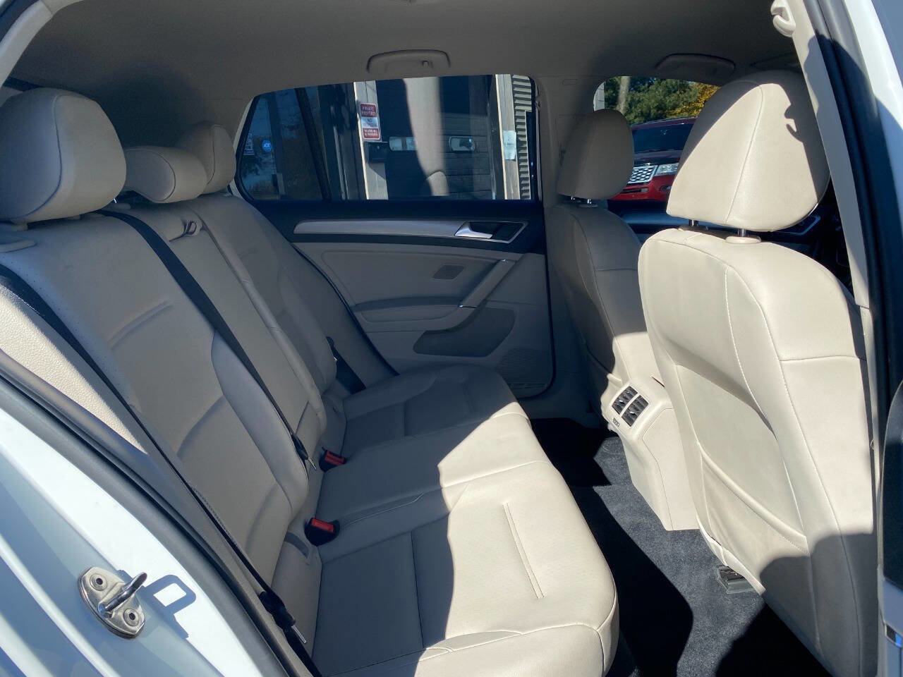 Used 2015 Volkswagen Golf TDI S image 24