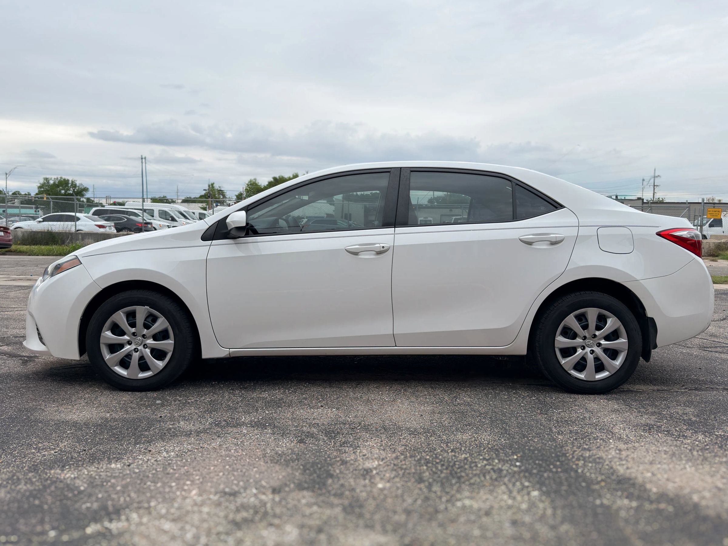 Used 2016 Toyota Corolla LE FWD image 4