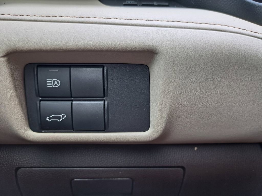 Used 2022 Toyota Highlander XLE FWD image 15