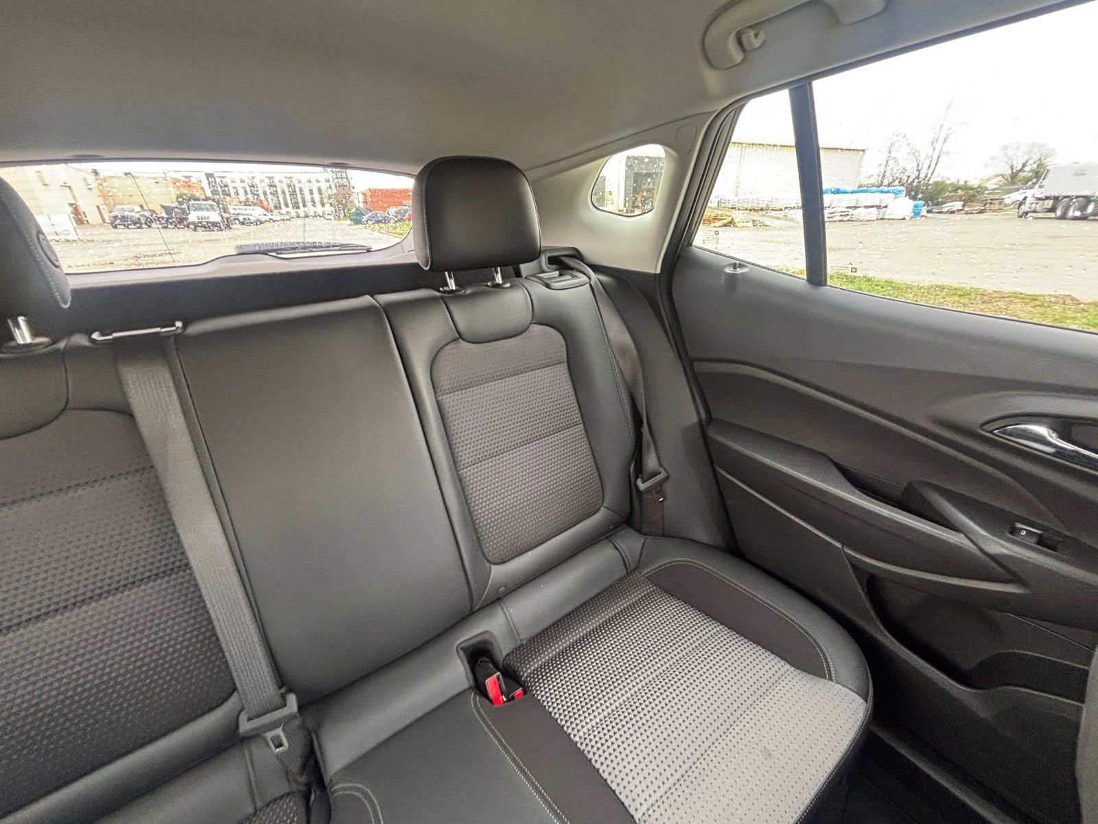 Used 2025 Chevrolet Trax LT image 38