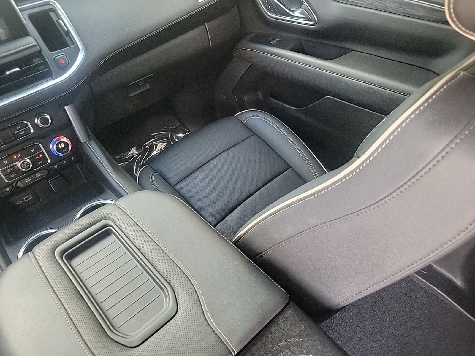 Used 2024 GMC Yukon SLT w/ SLT Luxury Package RWD image 18