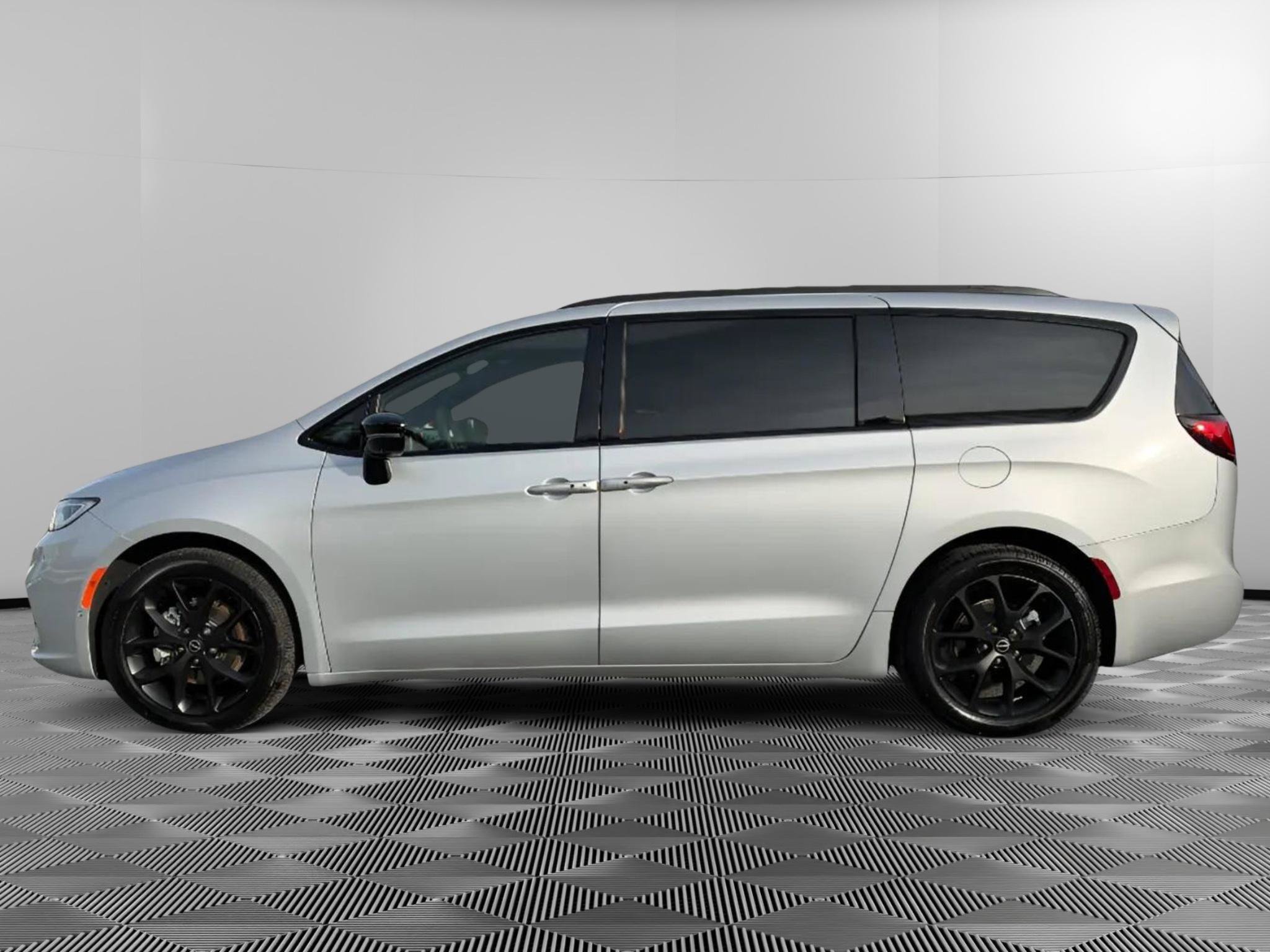 Used 2026 Chrysler Pacifica Select w/ S Appearance Package FWD image 5
