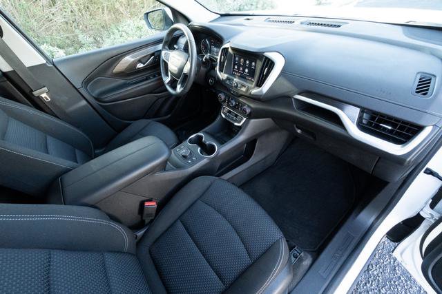 Used 2024 GMC Terrain SLE w/ Driver Convenience Package image 27