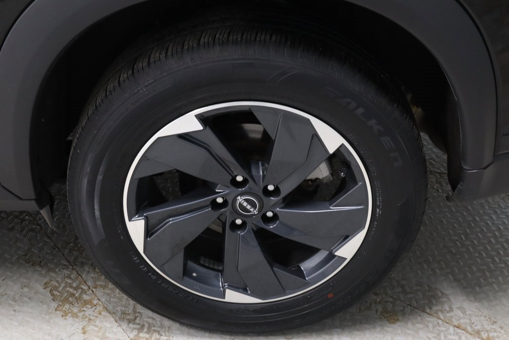 Certified 2025 Nissan Rogue SV image 18