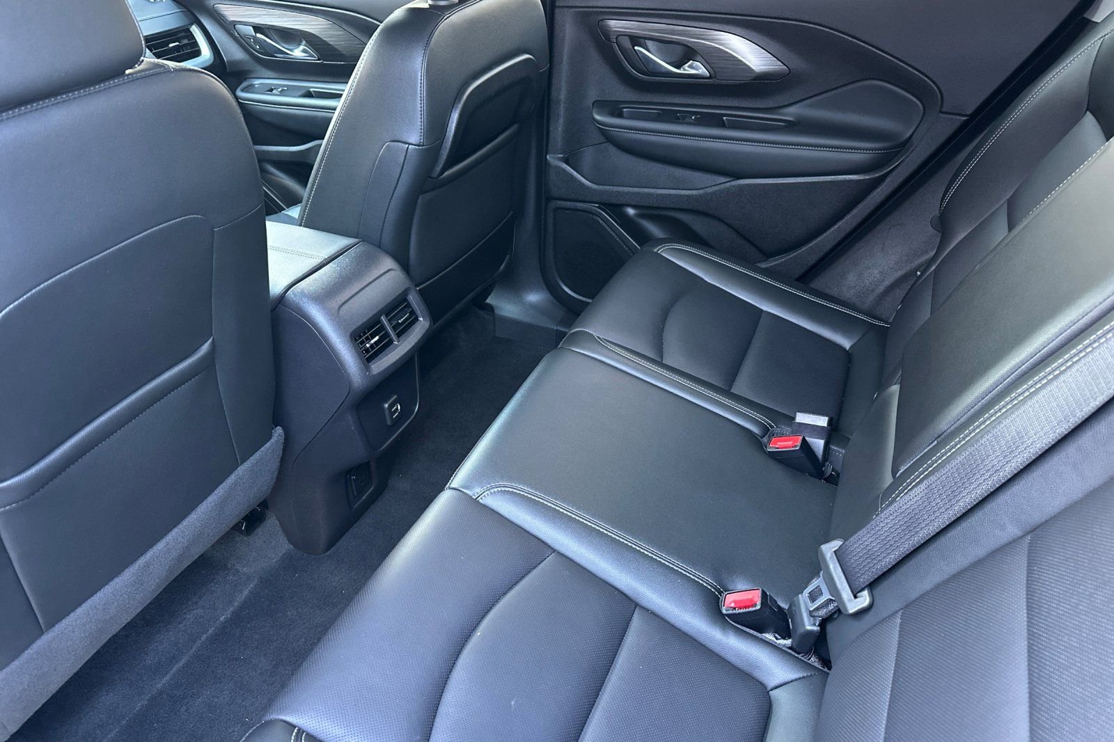 Used 2024 GMC Terrain SLT image 16