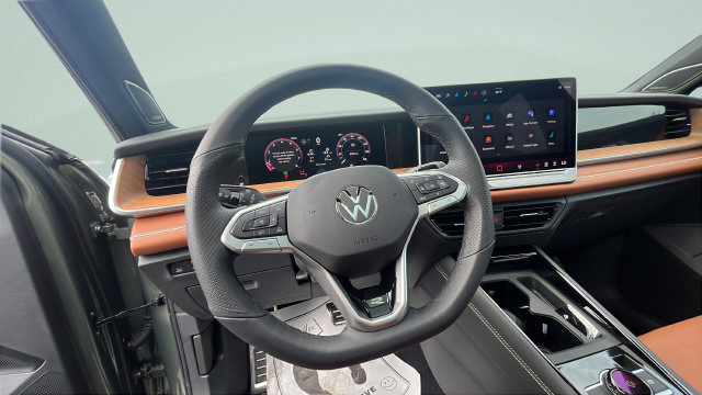 New 2026 Volkswagen Tiguan SEL R-Line AWD/4WD image 13