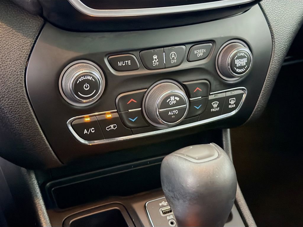 Used 2021 Jeep Cherokee Latitude Lux 80th Anniv w/ Quick Order Package 26U 80TH FWD image 19