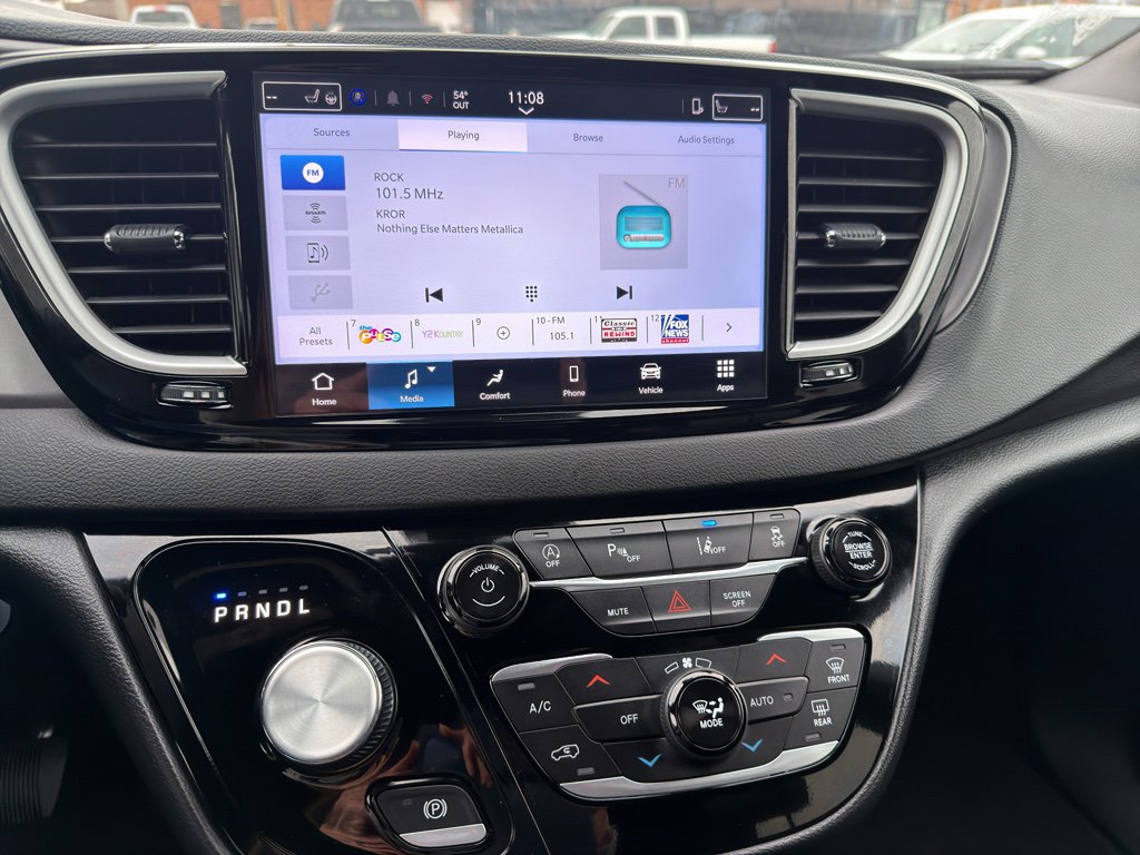 Used 2026 Chrysler Pacifica Select image 18