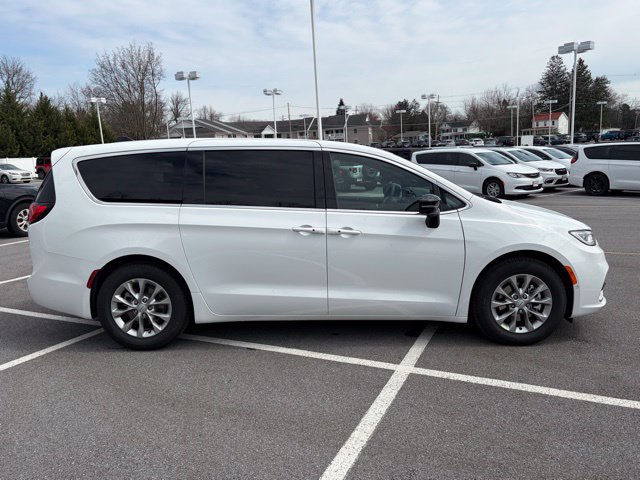 New 2026 Chrysler Pacifica Limited FWD image 9