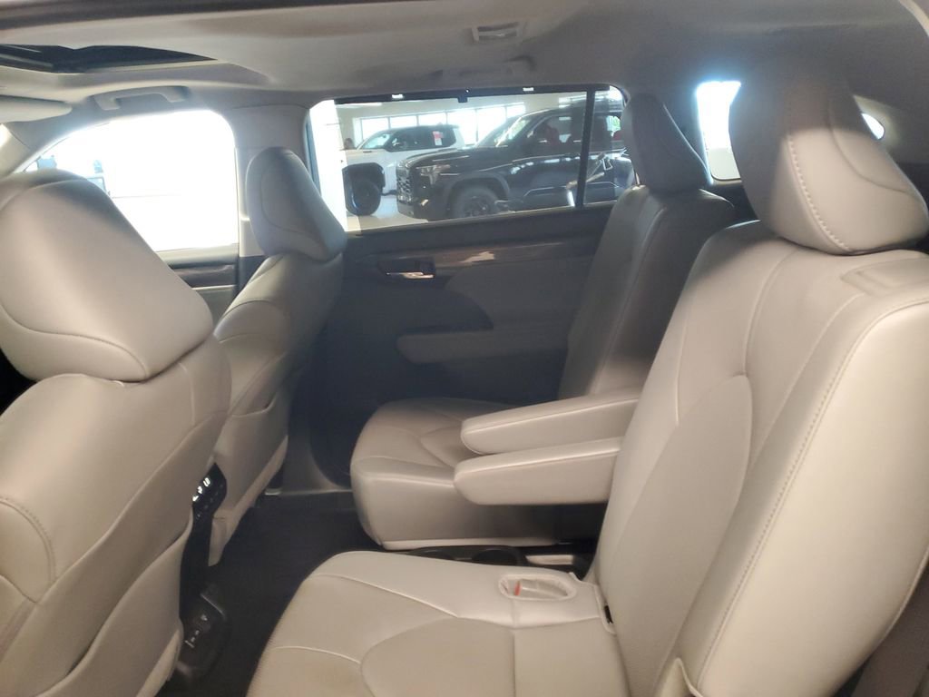 Used 2024 Toyota Highlander Limited image 11