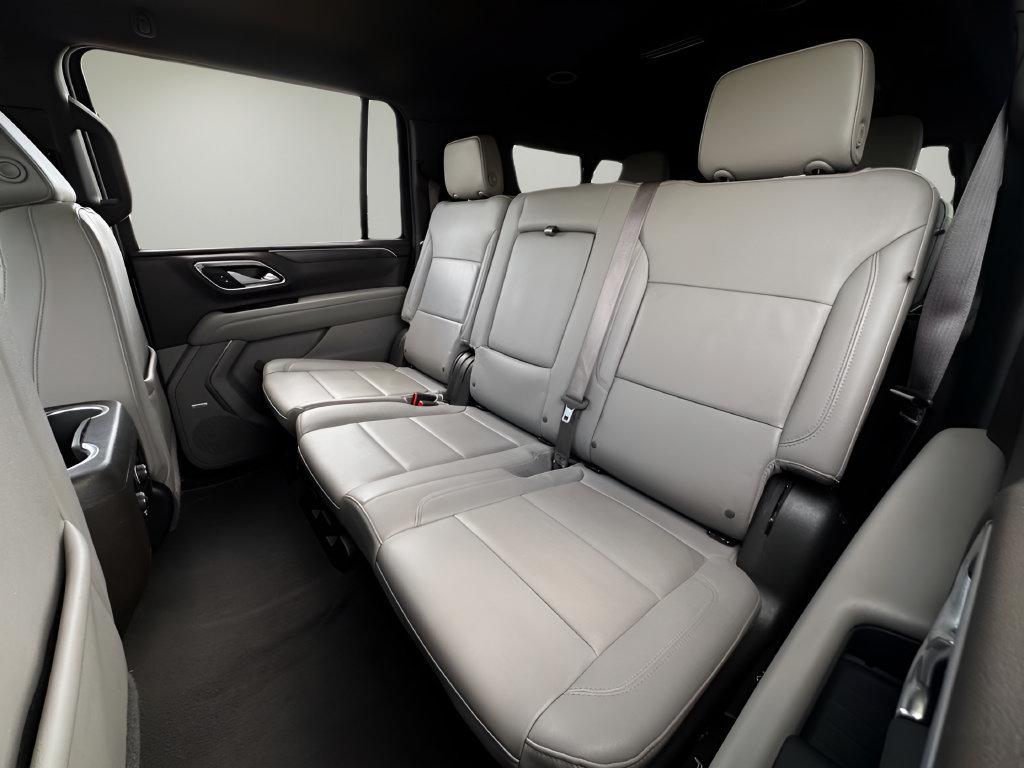 Used 2024 Chevrolet Suburban LT RWD image 17