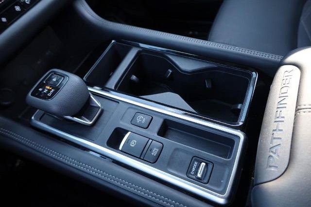 Certified 2025 Nissan Pathfinder Platinum FWD image 18