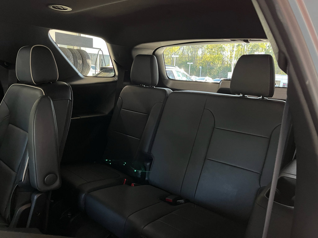 Used 2023 Chevrolet Traverse Premier w/ Redline Edition image 16