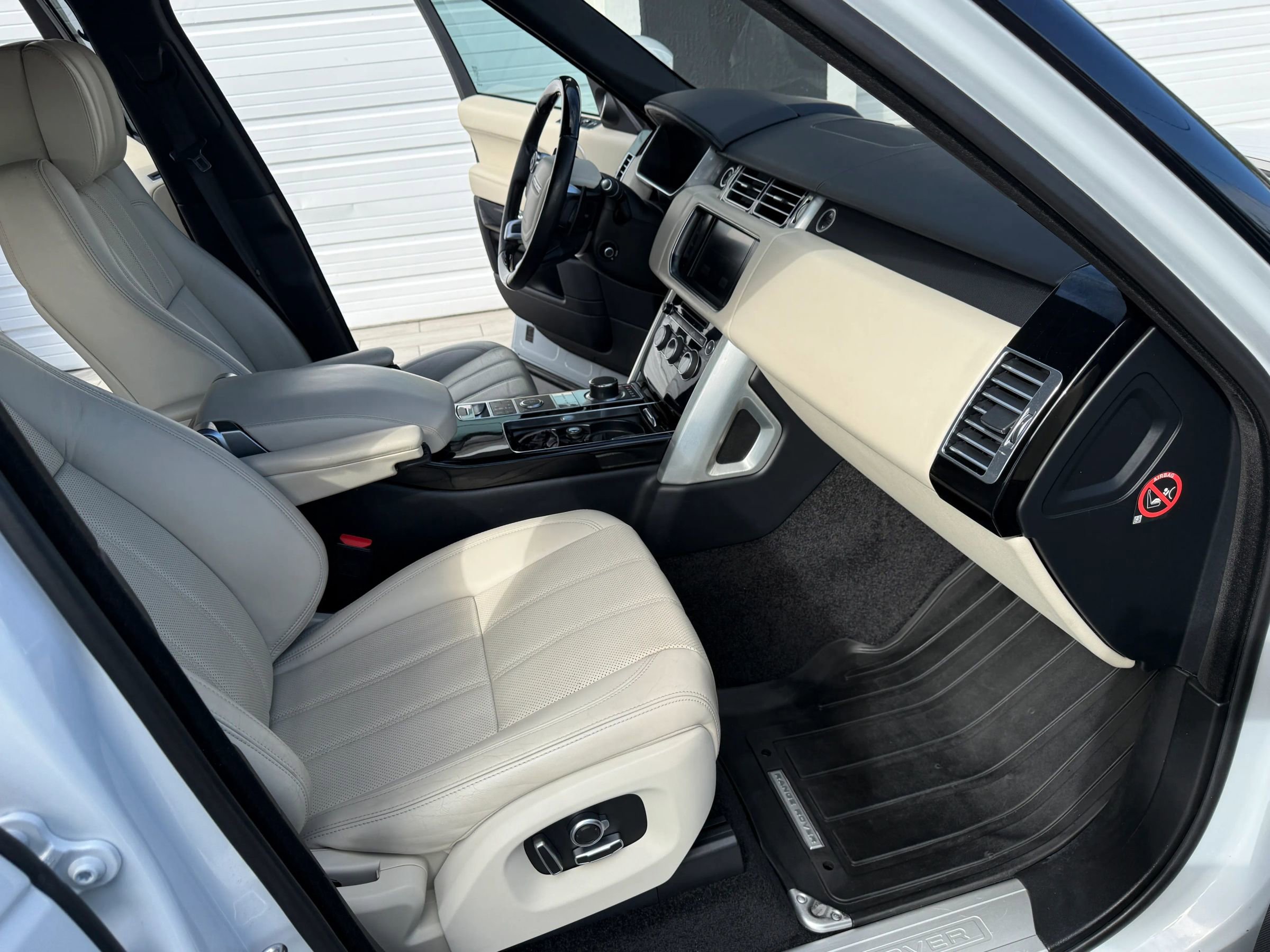 Used 2016 Land Rover Range Rover HSE image 25