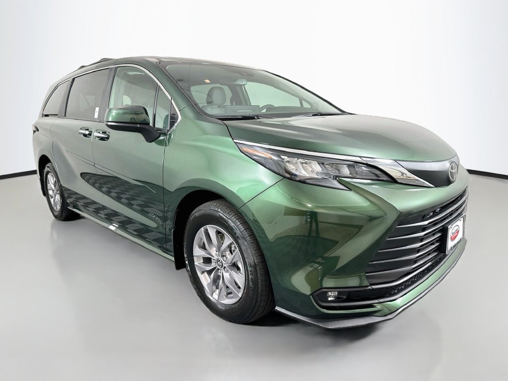 Certified 2026 Toyota Sienna XLE FWD image 3