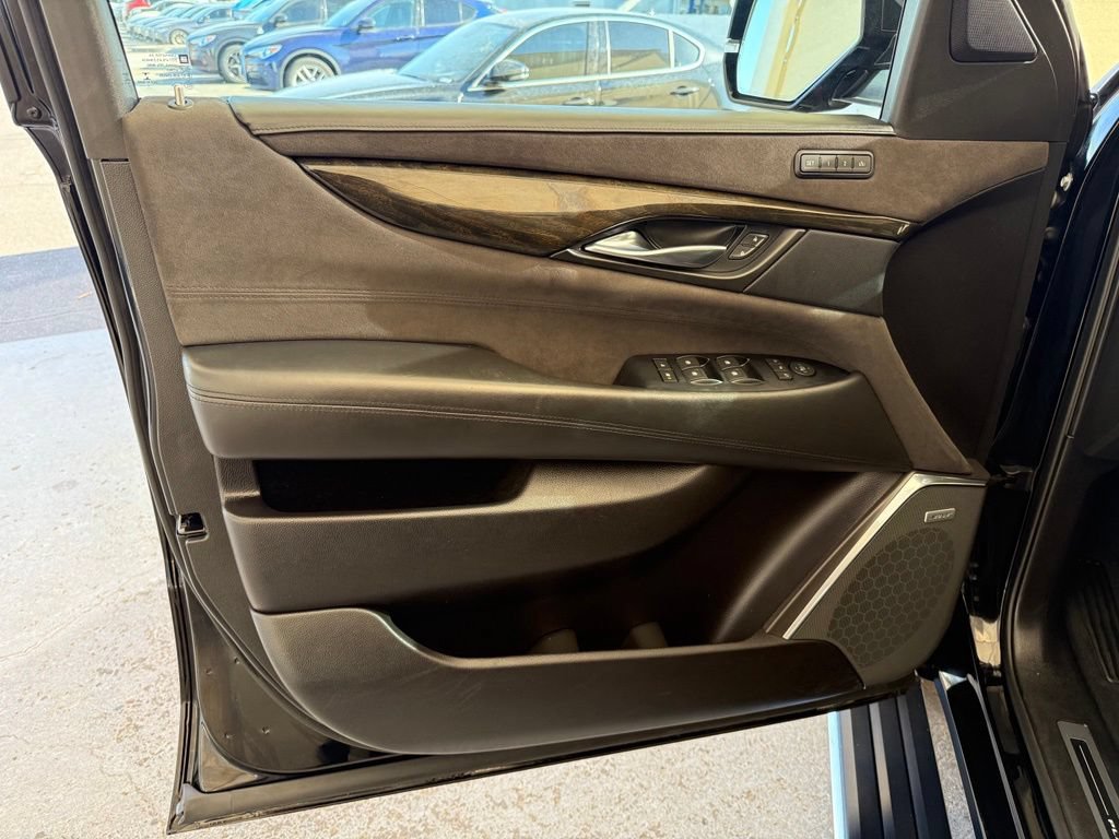 Used 2018 Cadillac Escalade Platinum AWD/4WD image 27