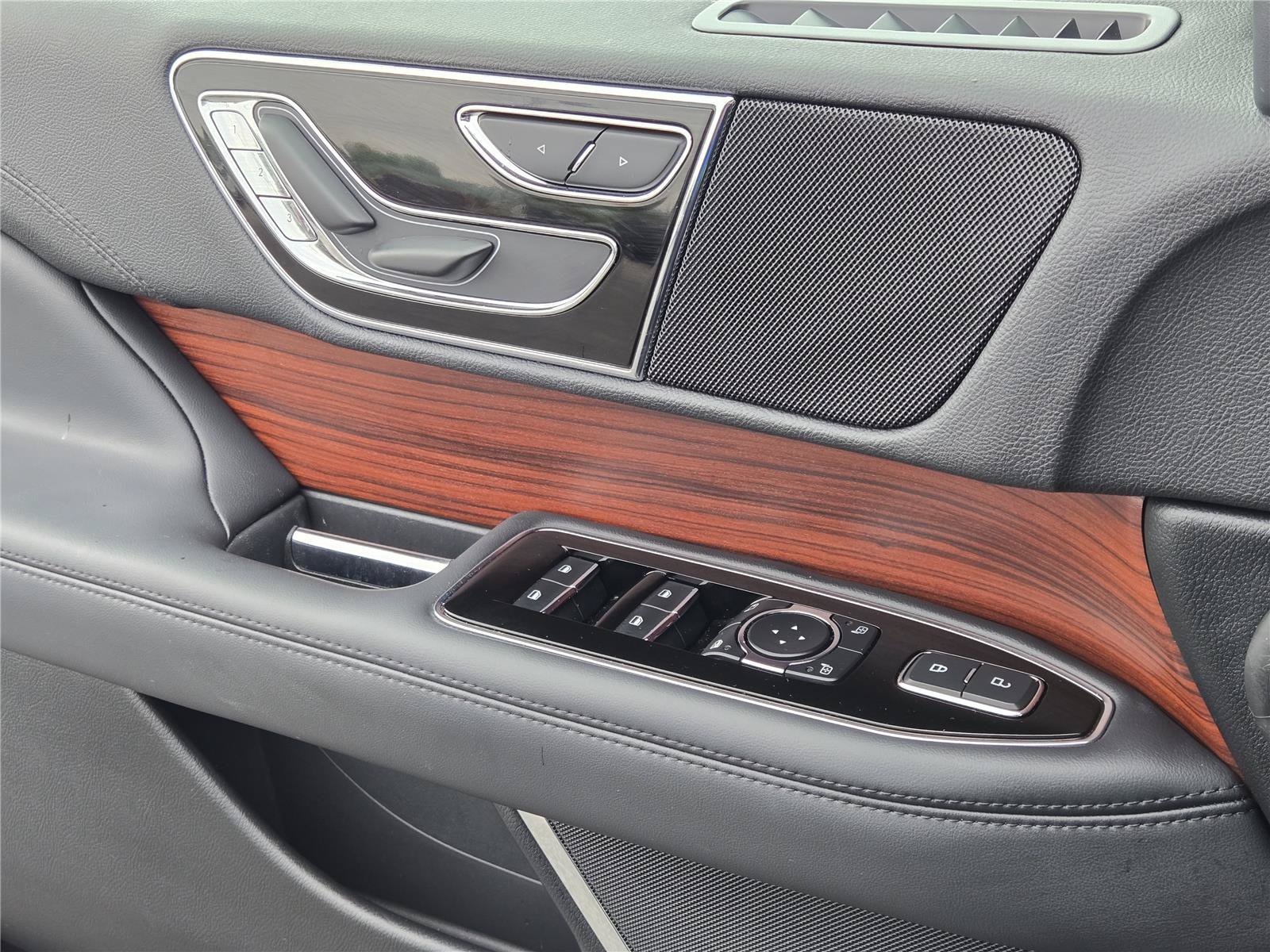 Used 2024 Lincoln Navigator Premiere AWD/4WD image 24