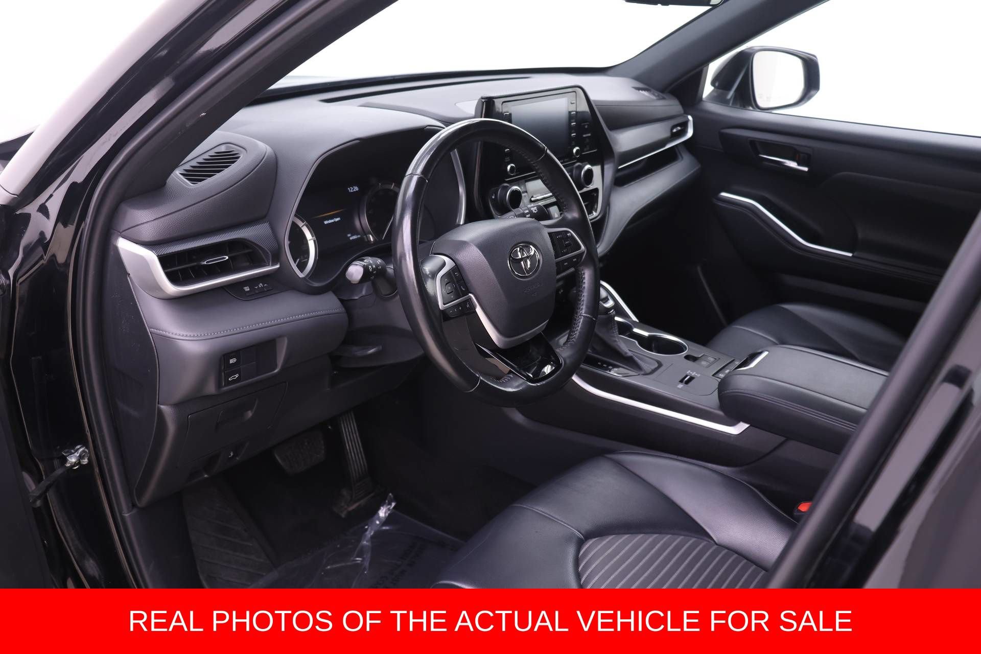Used 2022 Toyota Highlander XSE FWD image 3