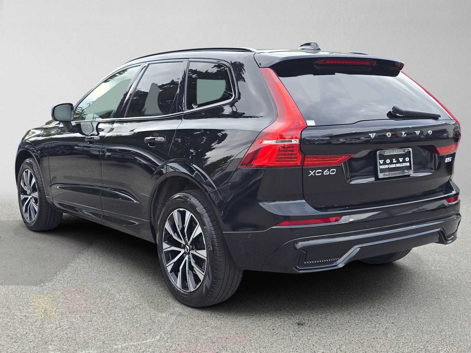 Used 2025 Volvo XC60 B5 Plus AWD/4WD image 5