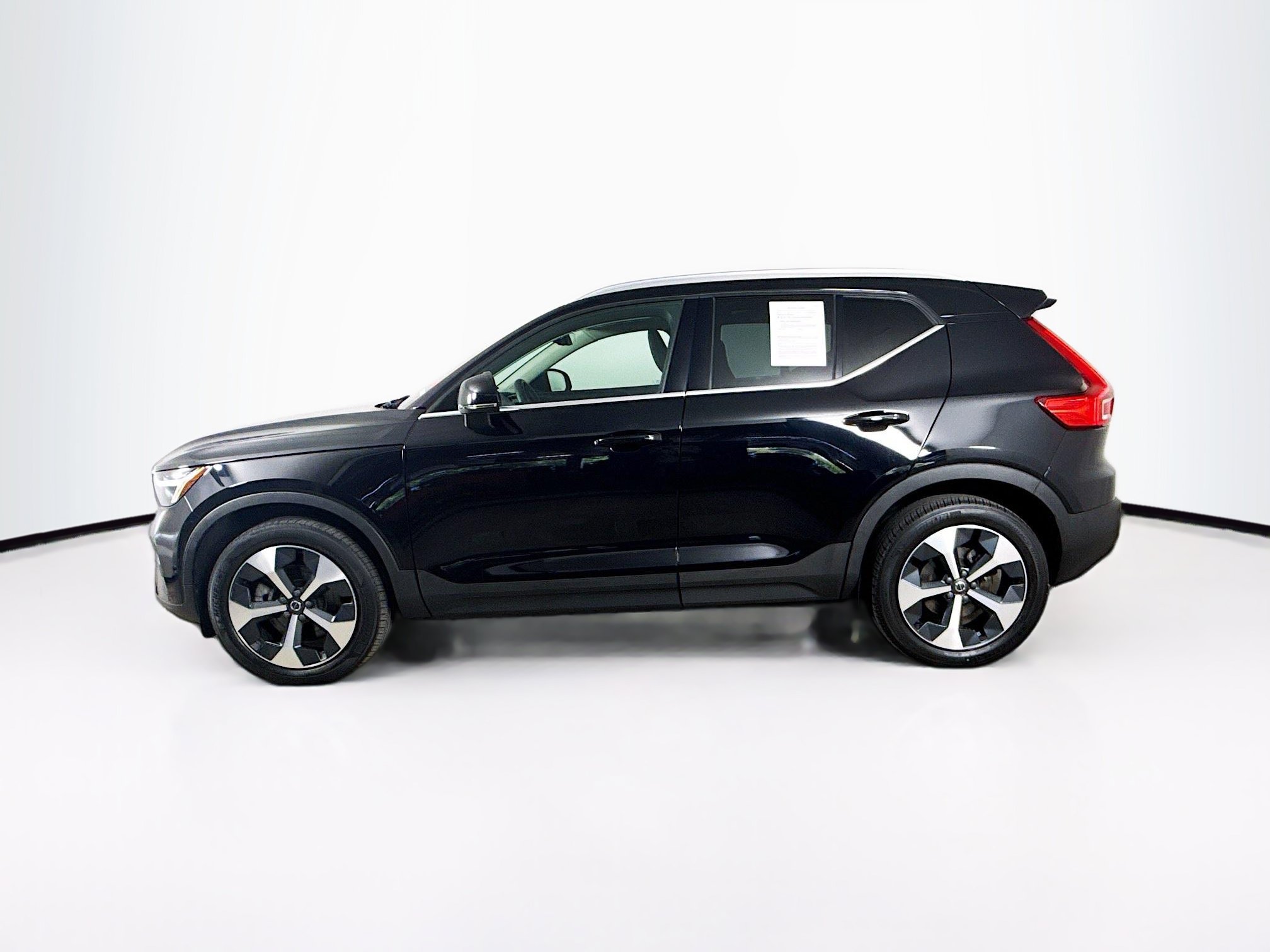 Used 2023 Volvo XC40 B5 Plus w/ Driver Assist Package AWD/4WD image 7