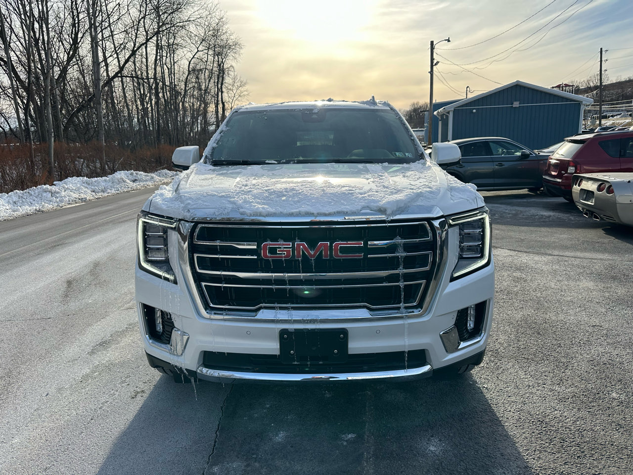 Used 2023 GMC Yukon XL SLT w/ SLT Luxury Package image 2