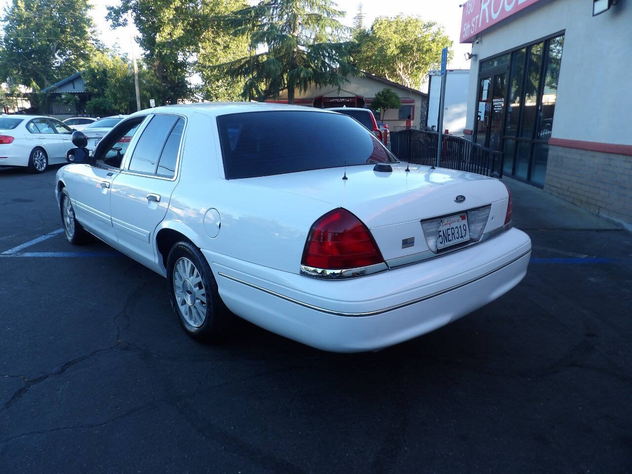 Used 2005 Ford Crown Victoria LX RWD image 4