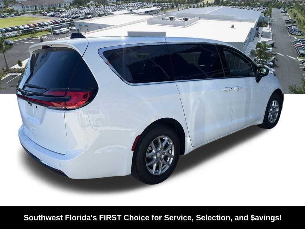 New 2026 Chrysler Pacifica Select image 5