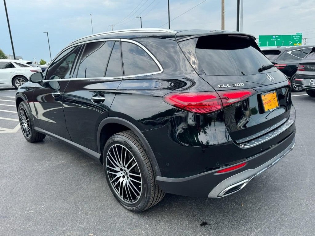 Used 2025 Mercedes-Benz GLC 300 4MATIC image 5