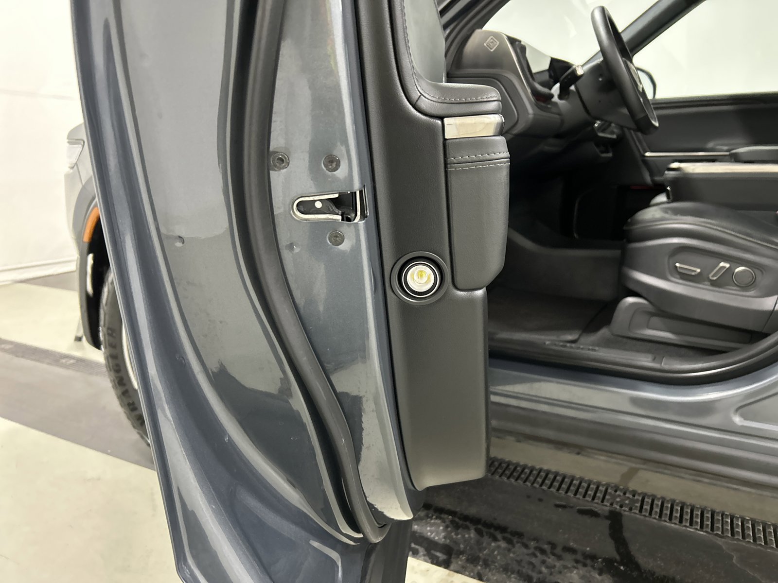 Used 2025 Rivian R1S Adventure image 32