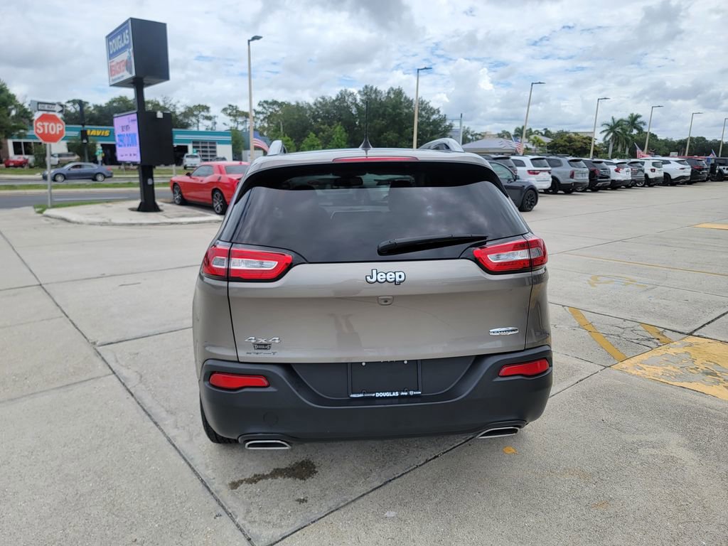 Used 2018 Jeep Cherokee Latitude AWD/4WD image 4