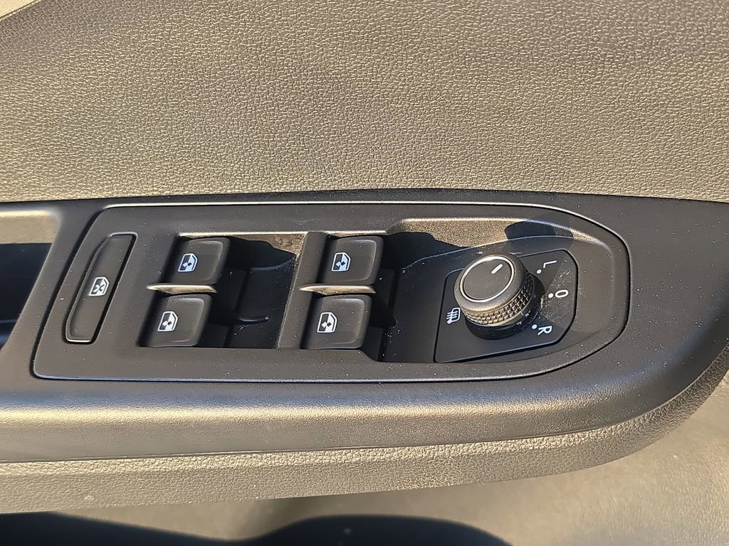 Used 2025 Volkswagen Taos SE AWD/4WD image 45