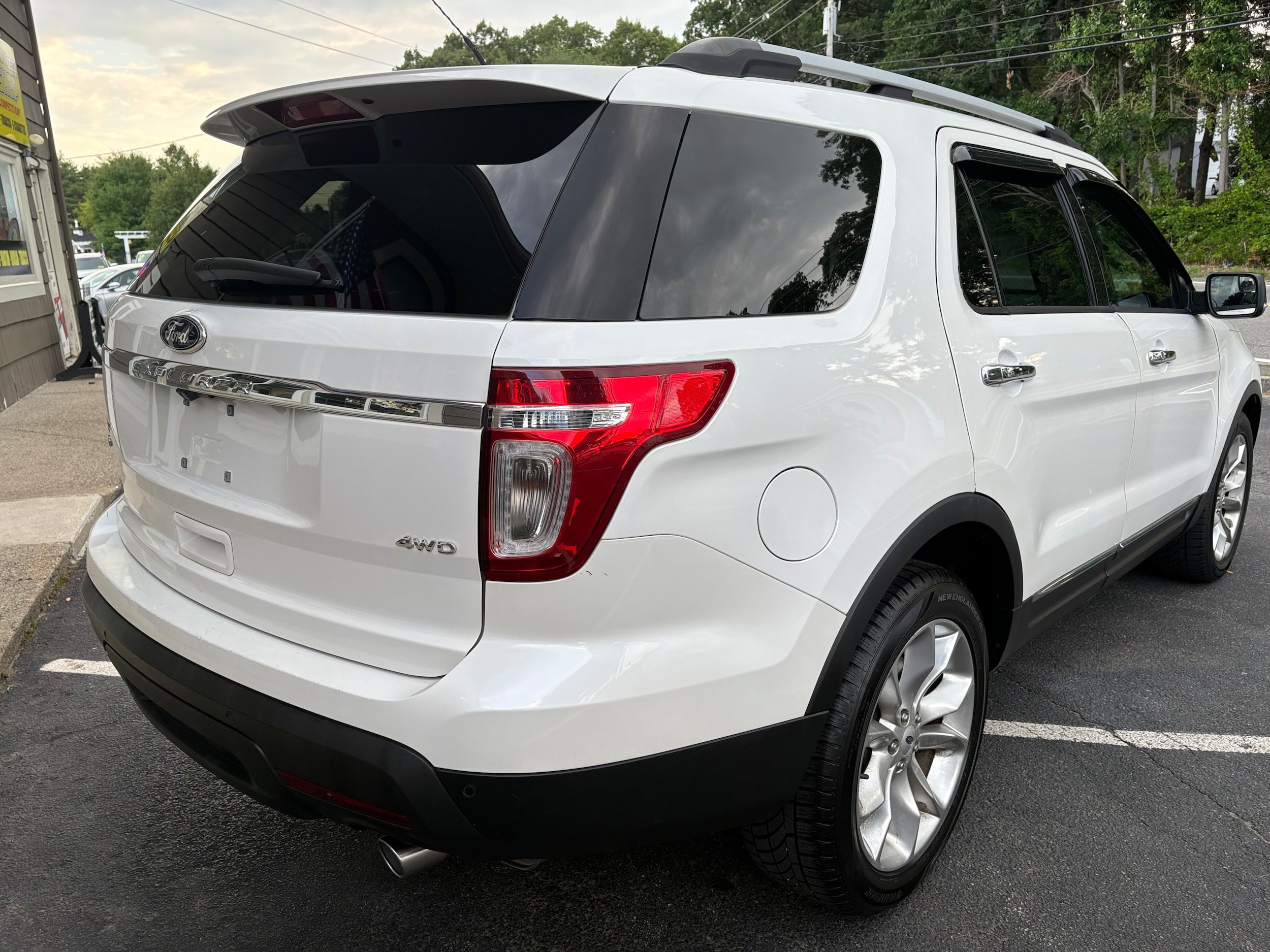 Used 2014 Ford Explorer XLT w/ Equipment Group 202A AWD/4WD image 5