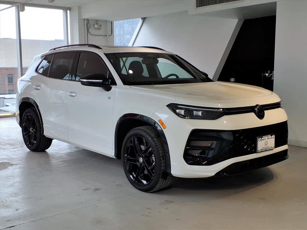 Certified 2025 Volkswagen Tiguan SE R-Line image 3