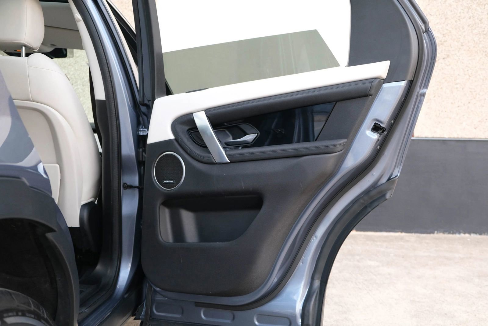 Used 2020 Land Rover Discovery Sport SE image 28