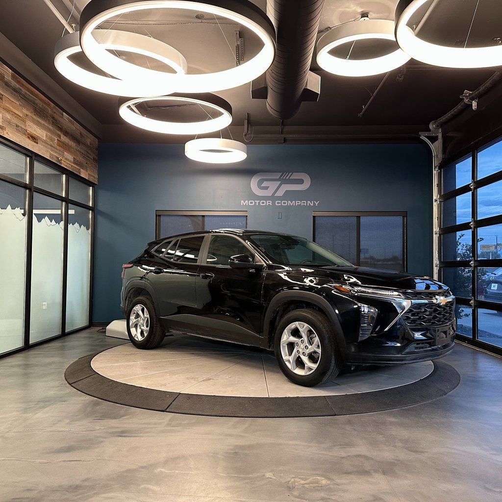 Used 2025 Chevrolet Trax LS w/ LS Convenience Package image 1