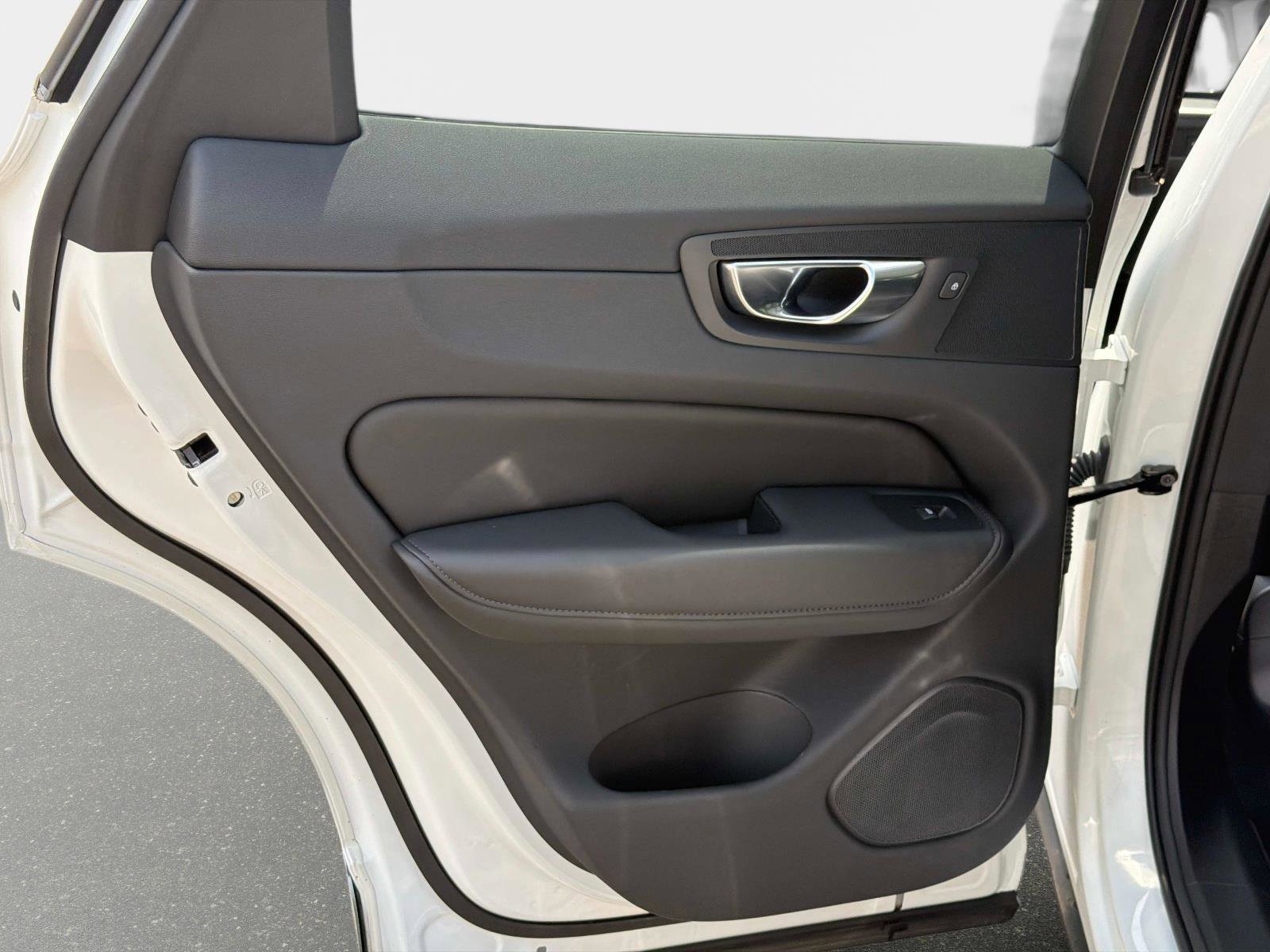 Certified 2025 Volvo XC60 B5 Core AWD/4WD image 12